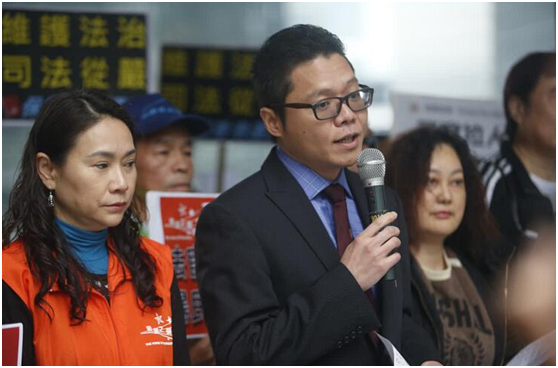 丁煌(中)称香港电台相关记者违反公务员政治中立的原则(图片来源:香港《文汇报》)