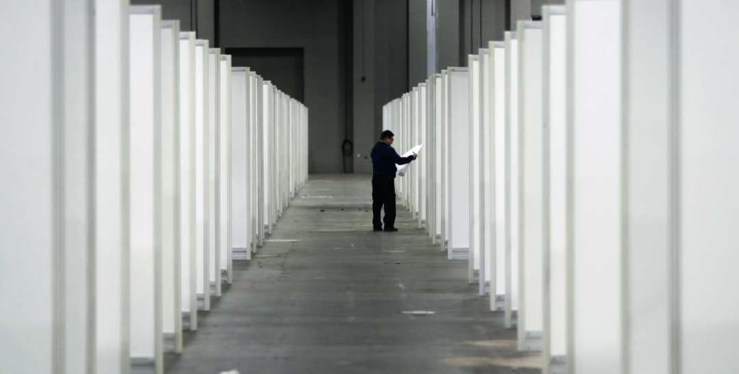On April 1, Detroit, United States, staff checked the construction progress of the shelter cabin hospital in an auto show pavilion.