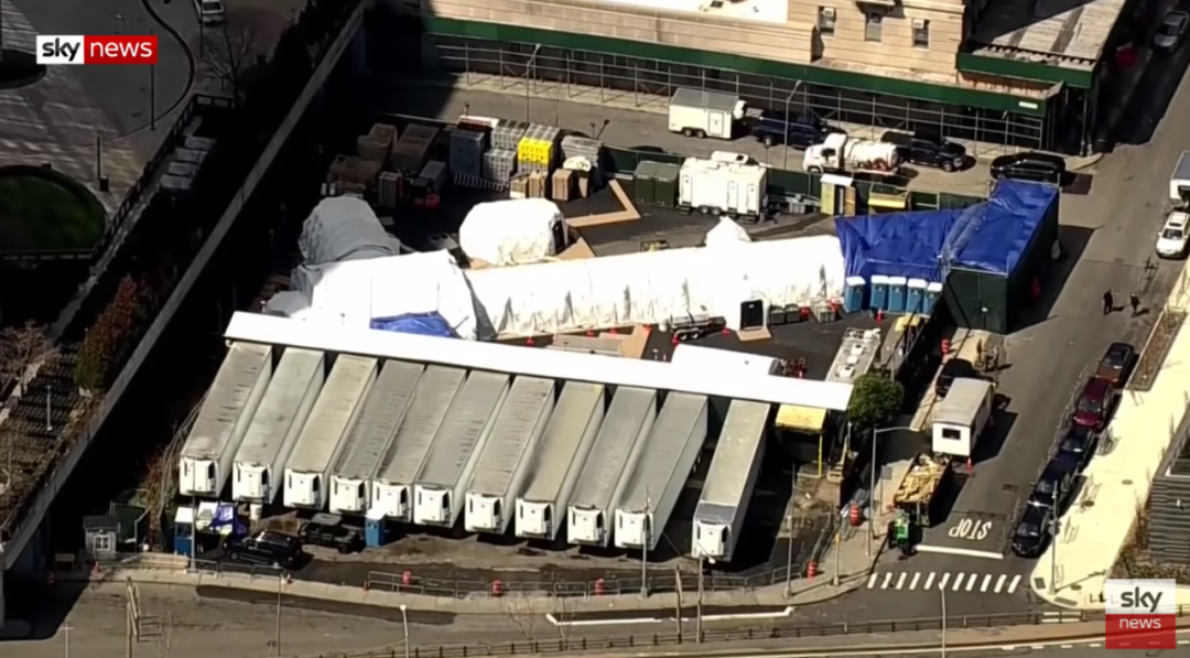 冷藏卡车停在纽约某医院门口作为临时停尸房（图片来源：SKY TV截屏）