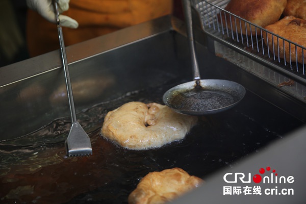 武汉小吃油饼夹烧麦 摄影:李琳