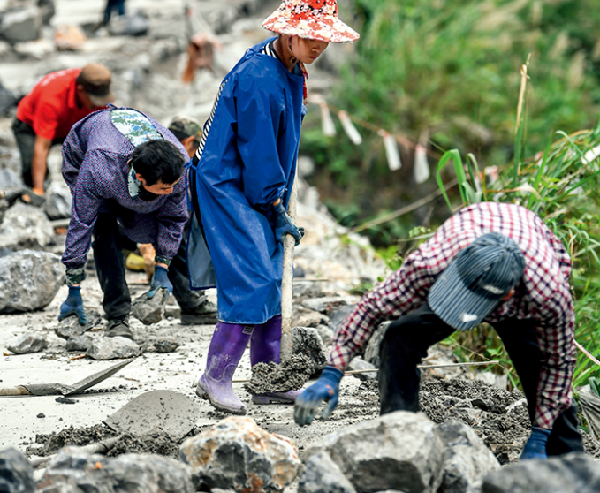 4月8日,广西大化瑶族自治县雅龙乡,村民在乡级门路建立工地上劳作 张爱林摄/本刊