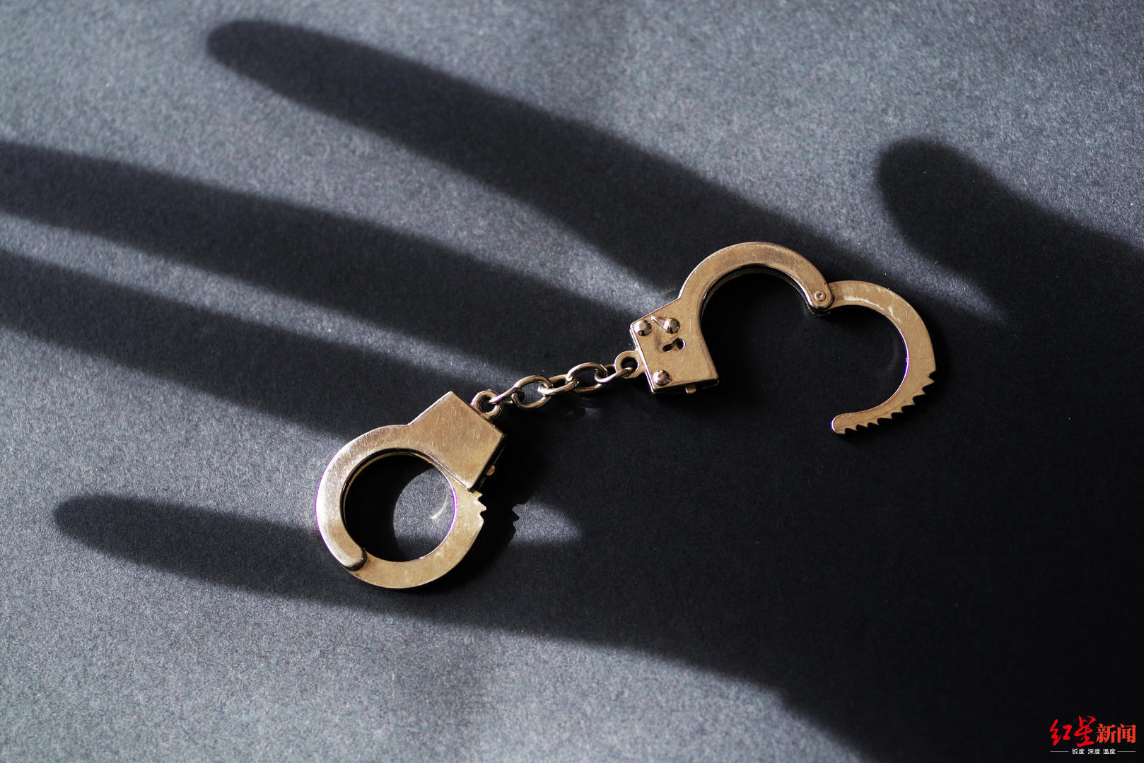 女子被搭讪男子性侵 法院通报:酒店房间聊天时被