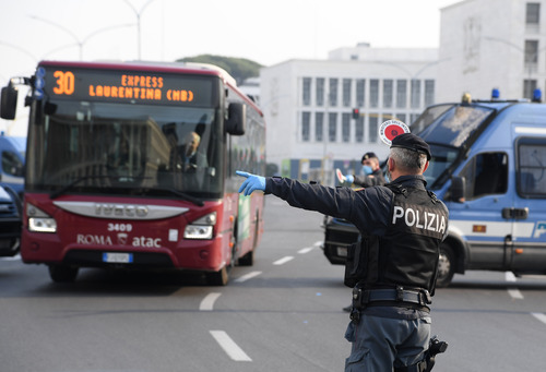 4月13日,在意大利首都罗马,警察拦下一辆公交车检查。新华社发