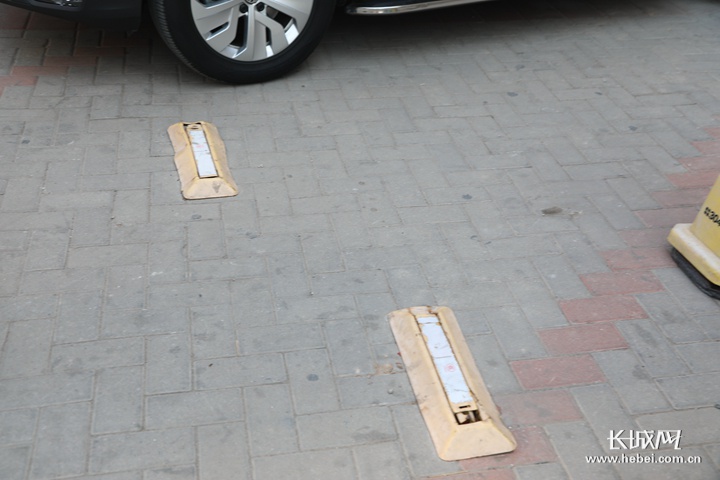 专用车位地锁怎么停进去 b9ce-isehnnk7392276.jpg