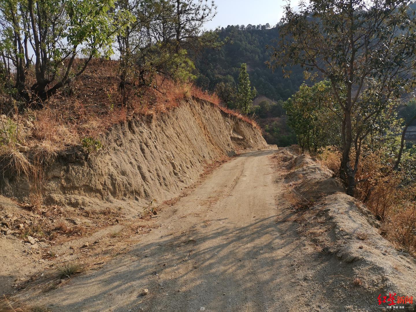 ↑扩建的道路，部分山体被挖