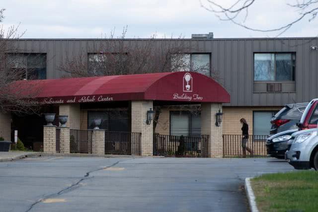 有人举报后警方搜查美国小镇养老院 发现17具尸