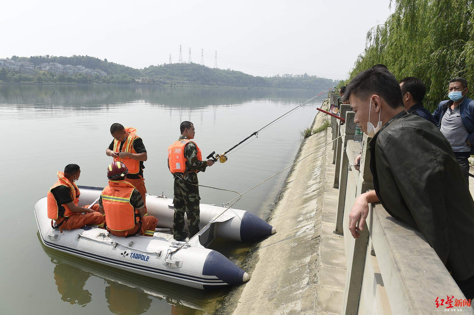 3名初一学生江边玩耍 两人落水其中一男孩至今没