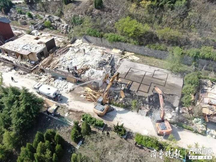 近日,济南南山月亮湾景区拆除17幢违建别墅。