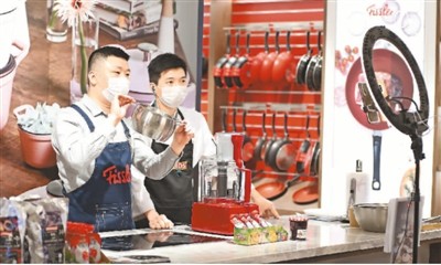 在重庆市沙坪坝区三峡广场的新世纪凯瑞商都，销售员正进行网络直播。孙凯芳摄（人民图片）