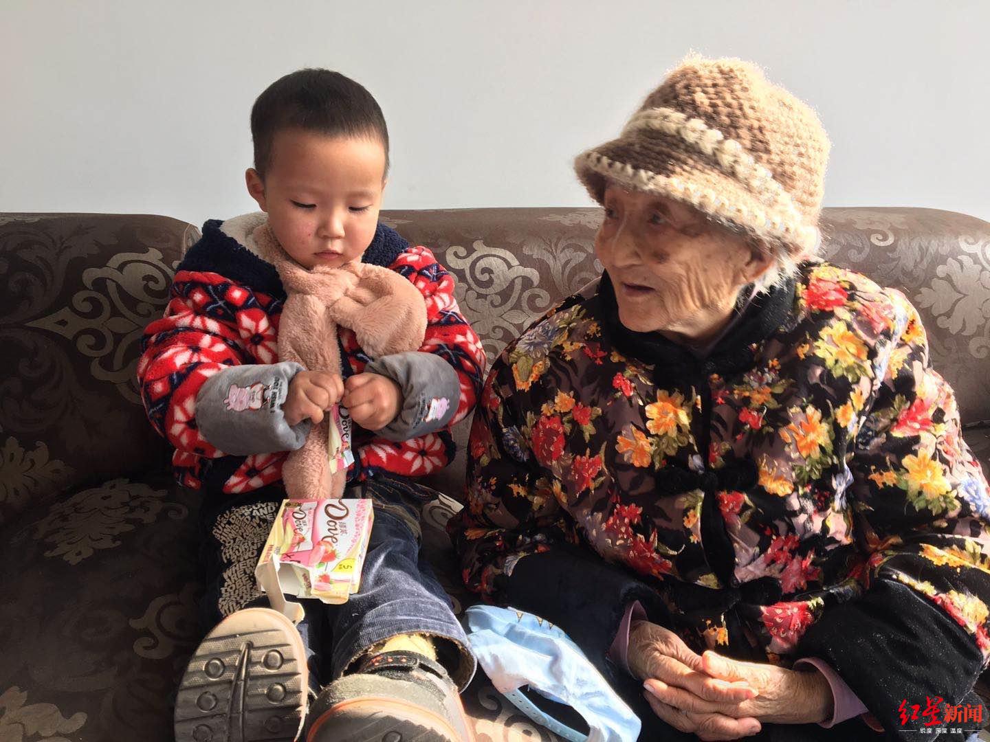 ↑疫情期间,老人和5岁的重孙在家中玩耍。