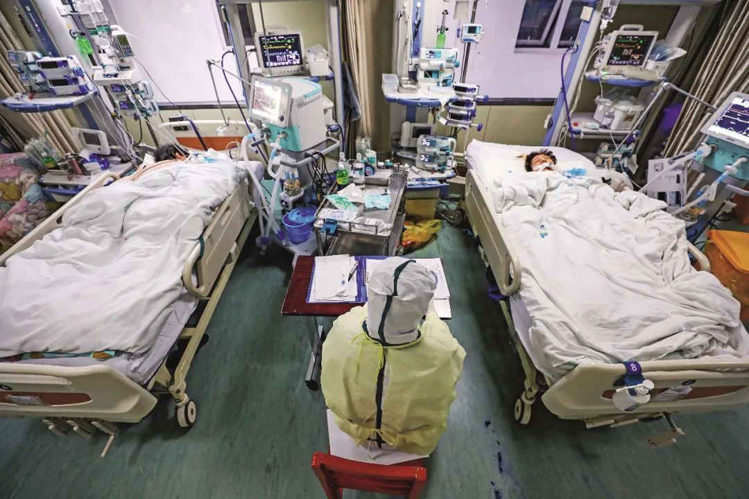 2月6日，武汉市蔡甸区人民医院ICU病房内的新冠肺炎危重症患者。摄影/长江日报 陈卓