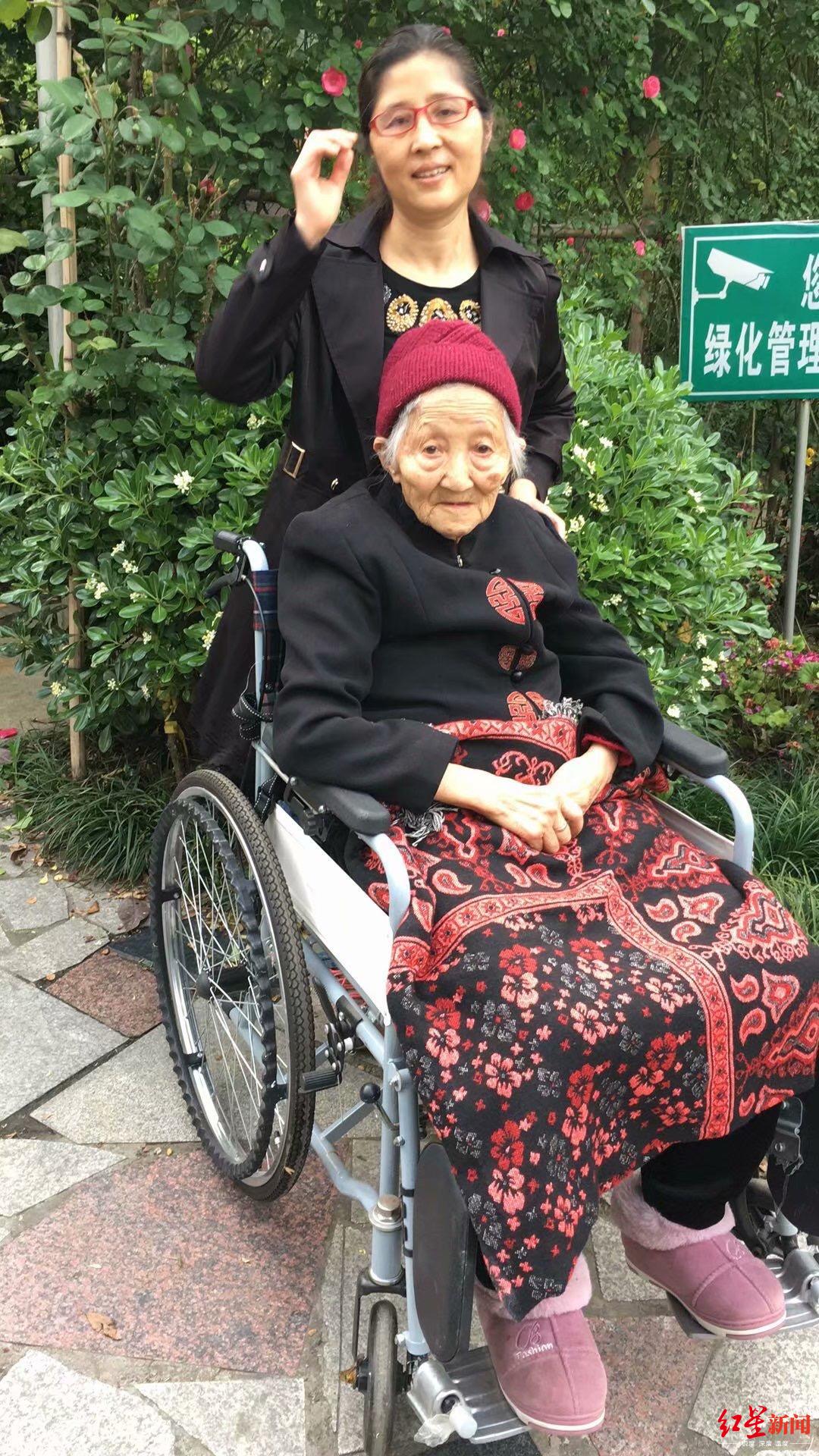↑吴国秀带老人在滨河路赏花。