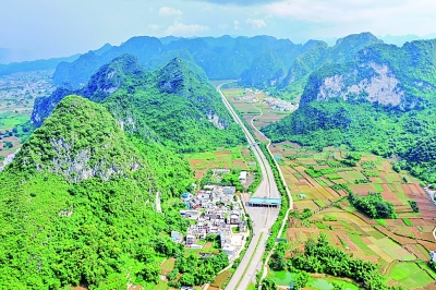 这是兰海高速公路进入广西都安瑶族自治县的道路及收费站。新华社记者 陆波岸摄