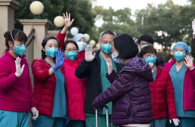  3月14日，北京医疗队送别康复出院的病人 供图：唐子人