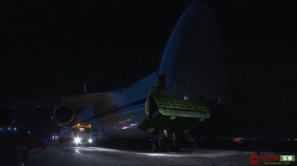 俄军最大战略运输机抵达纽约 向美运送抗疫援助