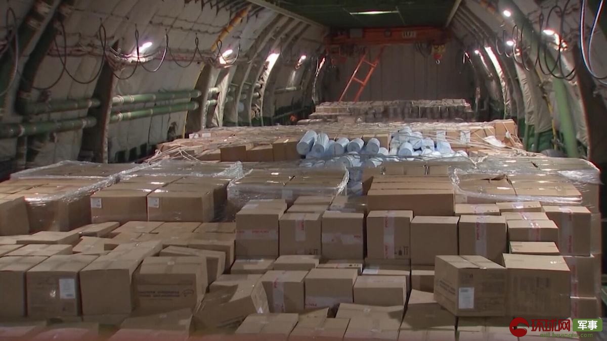 俄军最大战略运输机抵达纽约 向美运送抗疫援助