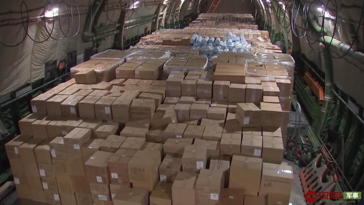 俄军最大战略运输机抵达纽约 向美运送抗疫援助