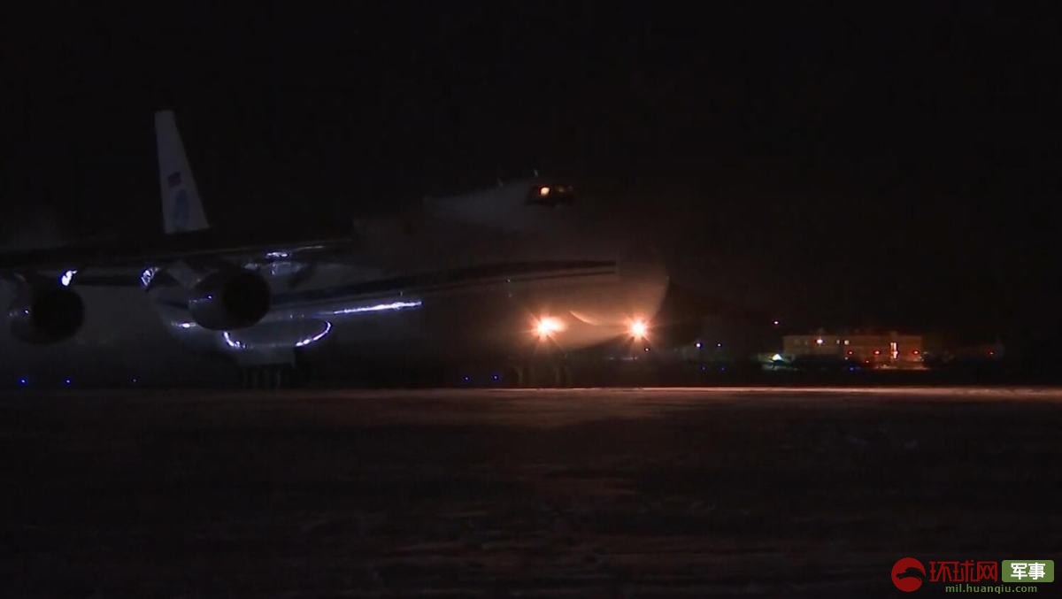 俄军最大战略运输机抵达纽约 向美运送抗疫援助
