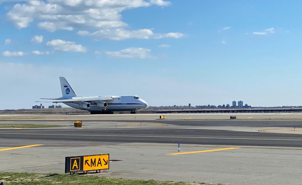 俄军最大战略运输机抵达纽约 向美运送抗疫援助