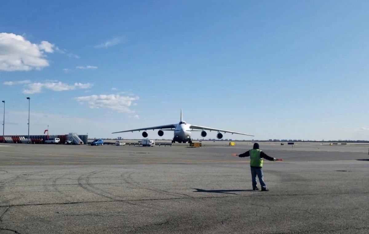 俄军最大战略运输机抵达纽约 向美运送抗疫援助