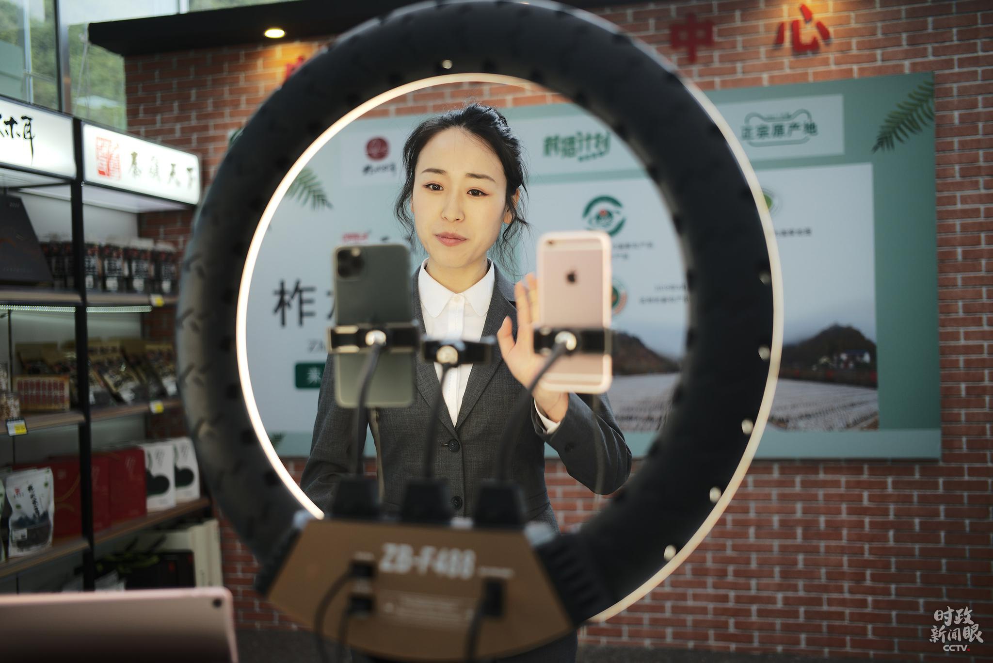 △这位正在通过收集直播“带货”的女孩叫李旭瑛。电商直播极大动员了柞水县农产物贩卖。(总台央视记者彭汉明拍摄)