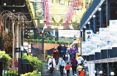 近期,“浙江杭州千岛湖春游春品推介季在骑龙巷慢生活街区启动,第一批5万份千岛湖旅游消费券在支付宝上线首发。图为游客在景区参观购物。杨 波摄(人民图片)