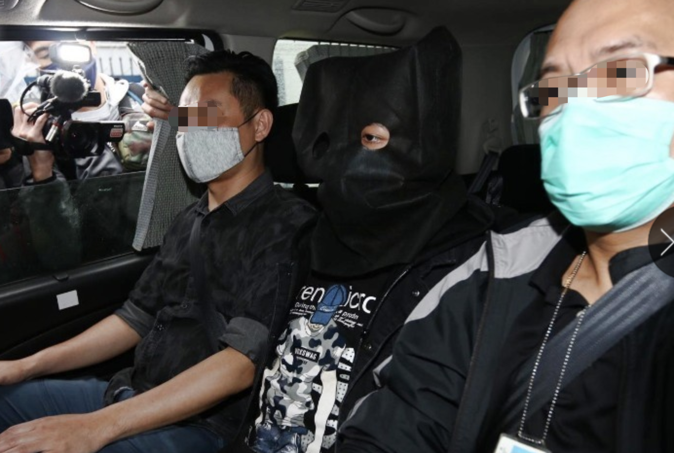 警方押送一名疑犯(中)至法院(东网)