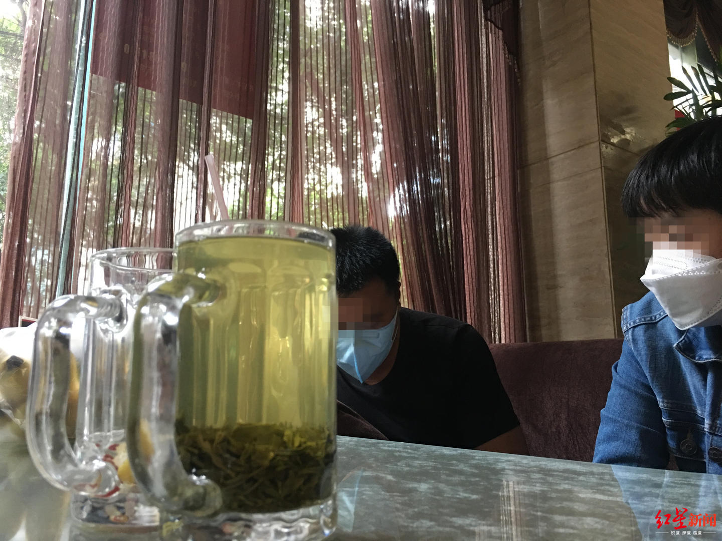 刘大海（左）与王向阳交流 红星新闻记者罗敏 摄