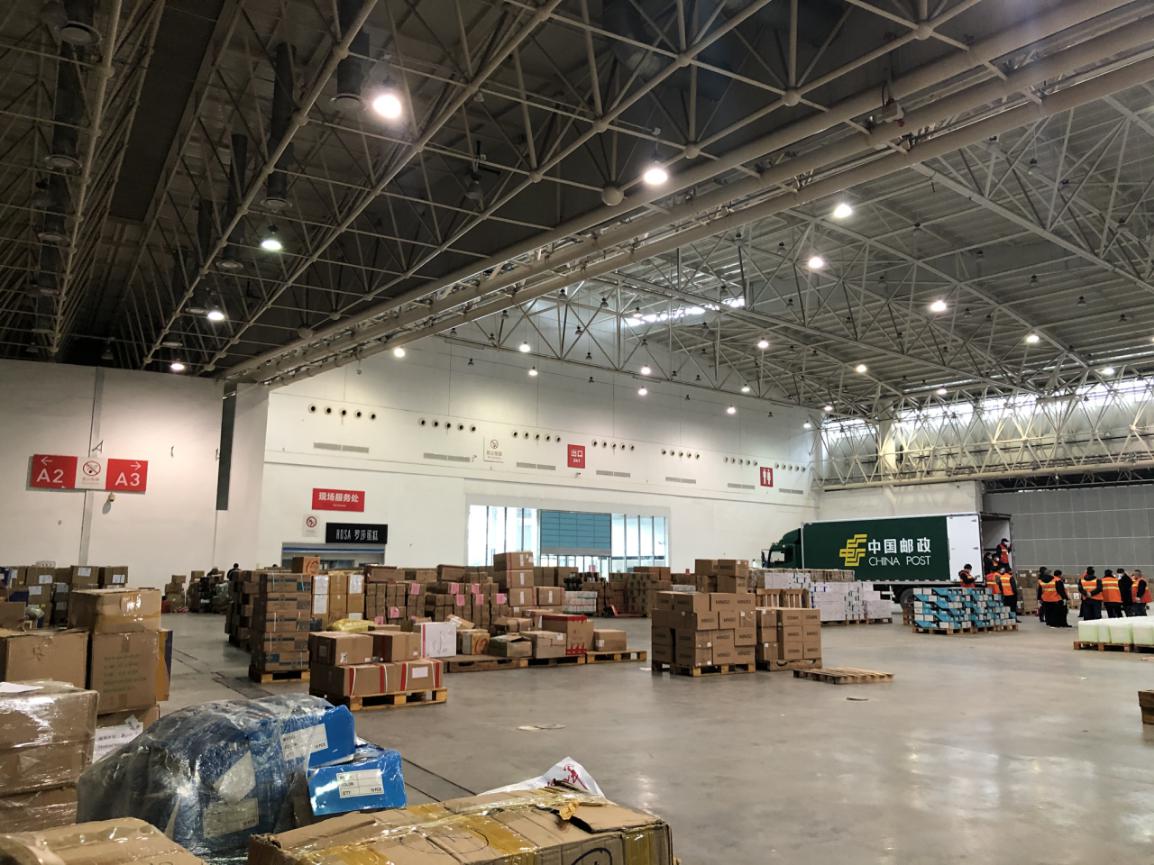 (2020年2月8日,武汉国际博览中央,武汉市红十字会借用来作为存储捐赠物资的堆栈。李微敖 摄)