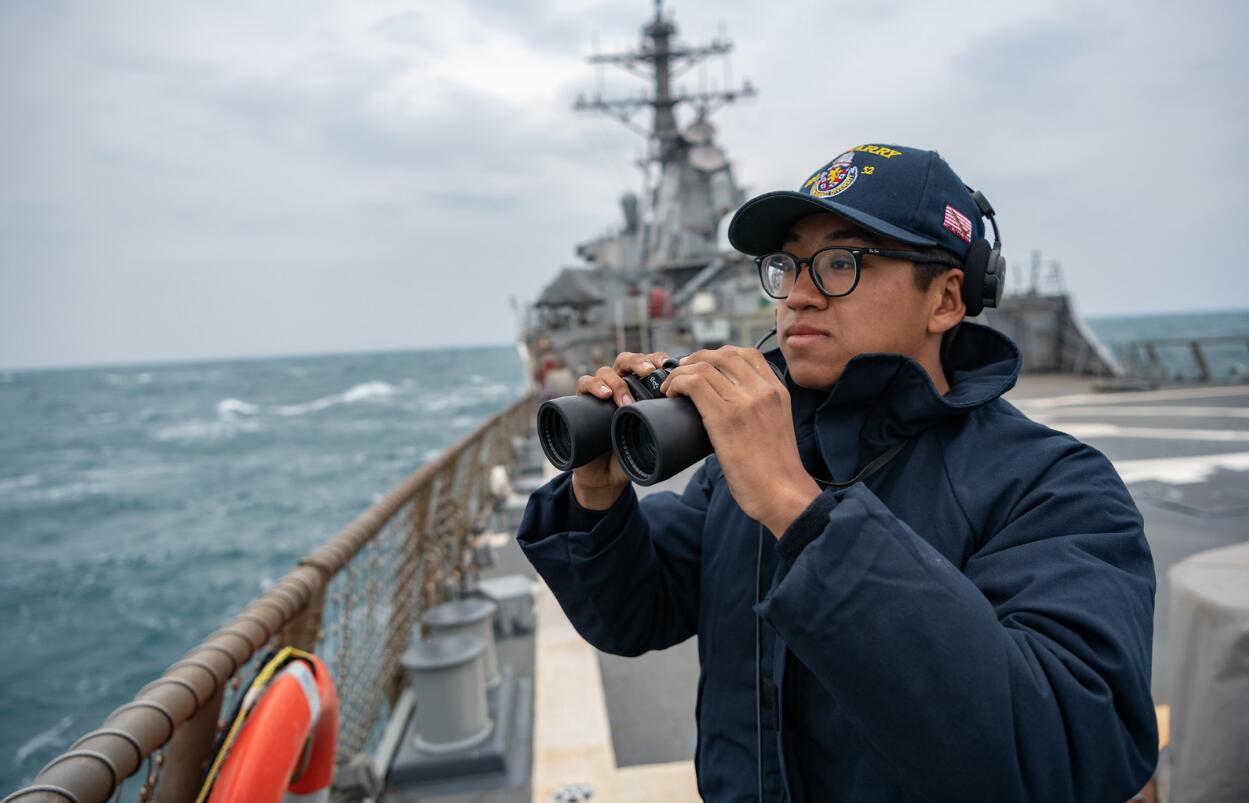 美军公布战舰过台海画面 此前曾被中国军舰伴随