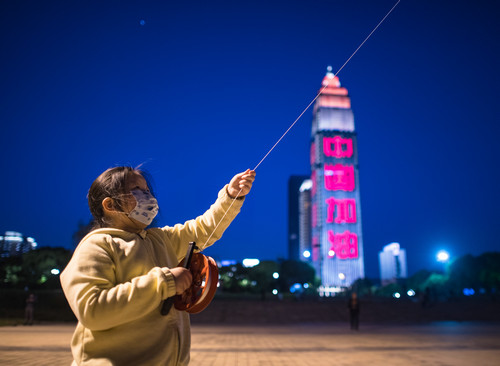 资料图片：4月12日，小朋友在汉口江滩放风筝。新华社