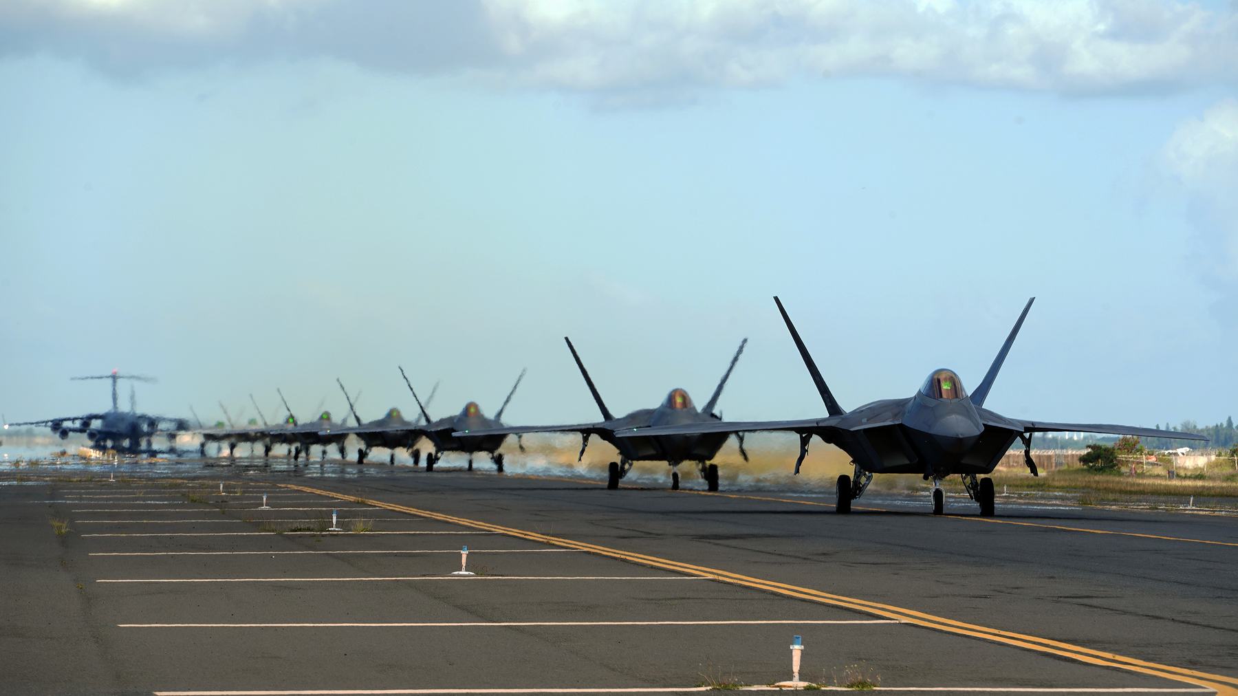 疫情致客流量骤减 美军机趁机在民用机场秀肌肉