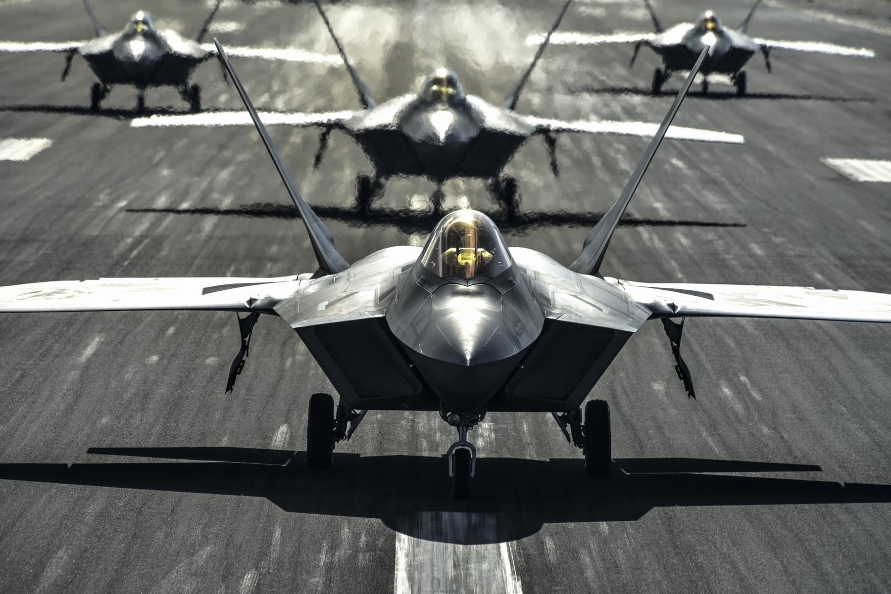 疫情致客流量骤减 美军机趁机在民用机场秀肌肉