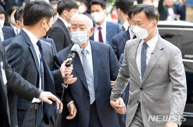 韩前总统全斗焕跪像被立法院前 大妈上去就是一