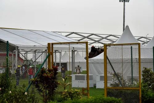 4月6日,在喀麦隆首都雅温得,雅温得军事体育场内正在搭建临时病房。新华社发(科普索摄)
