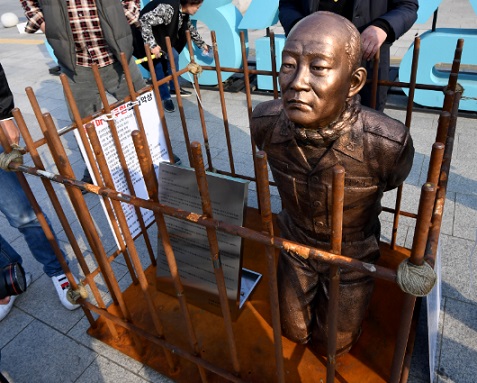 韩前总统全斗焕跪像被立法院前 大妈上去就是一