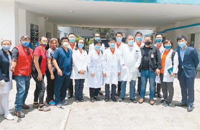 中国医疗专家组走访当地定点医院。 专家组供图
