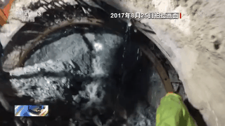 △2017年8月25日,记者在施工现场采访时碰到碎石崩塌险情