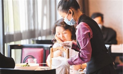 4月15日,在湖南省长沙市岳麓区一家湘菜餐厅,工作人员在上菜时准备了公勺。