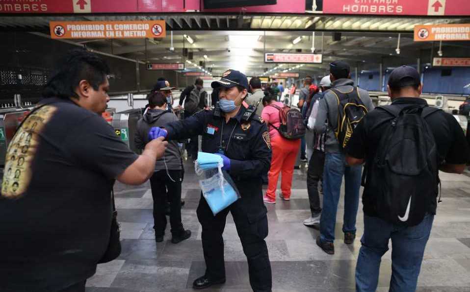 △ 图为墨西哥城地铁入口,地铁警察在发放免费口罩,并且作出了佩戴口罩的错误示范(没有遮住鼻子)(图片来源:墨西哥milenio新闻)