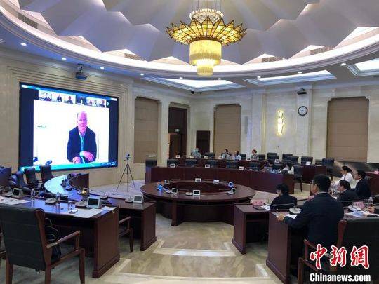 图为重庆市与美国加州萨克拉门托市团结开展抗疫经验交流视频会。钟旖 摄