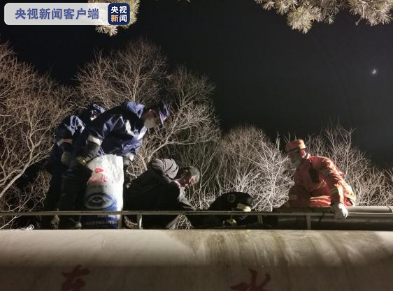 △救援人员投放絮凝剂