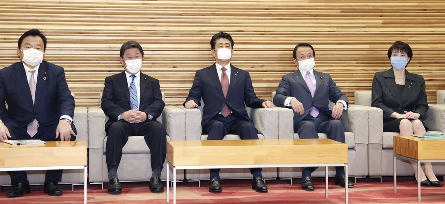 日本内阁记者会大变样:移至宽敞房间 进门测体