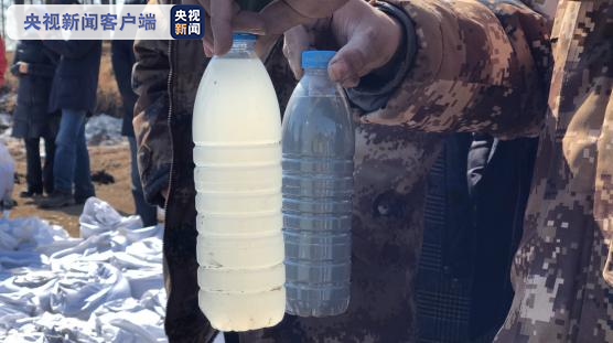 △左:投放絮凝剂后水体 右:投放絮凝剂前水体