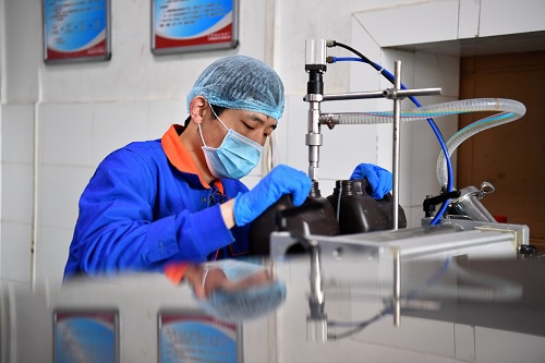  在山西省太原市的太原格丽特日化有限公司，员工在灌装消毒液。（新华社记者 詹彦 摄）