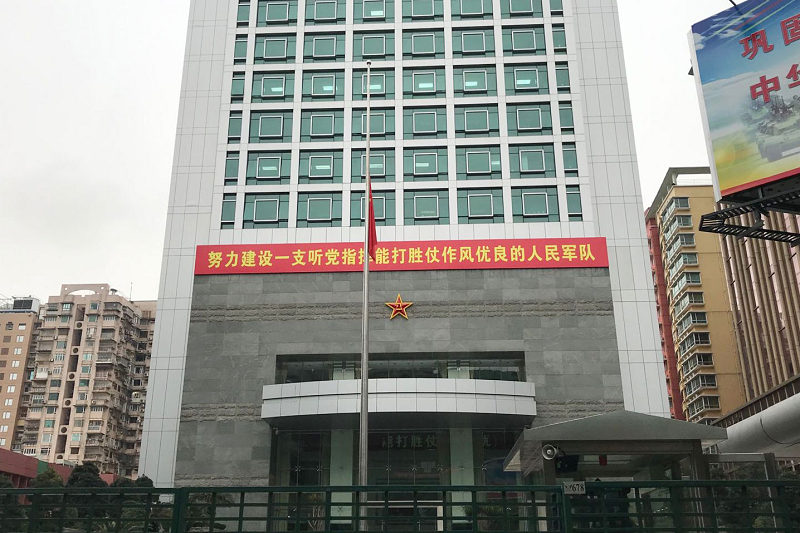 △解放军驻澳门队伍营区下半旗志哀