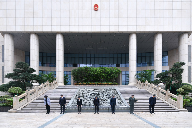 △中央驻澳机构主要卖力人举行默哀典礼