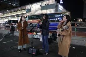中田彩香(中)等在东京陌头演唱。受访者供图