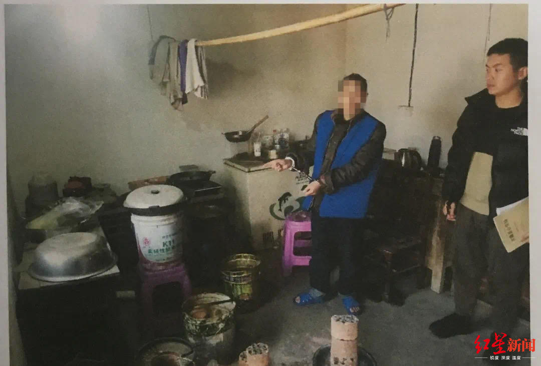 ↑弟弟向哥哥饭里投农药,鸡吃了死亡。