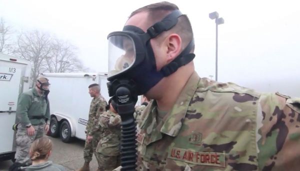 资料图片：美空军士兵佩戴防毒面具，加强对新冠病毒检测。（美国防部官网）